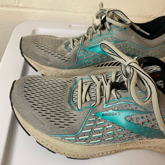 Brooks Women’s Adrenaline GTS 21 Sneaker in Grey/Teal Size 11 Width B - Picture 10 of 14